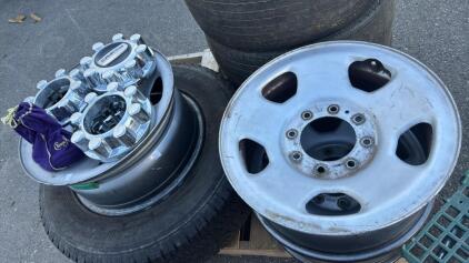 (4) Ford SuperDuty 18&rdquo; Steel Rims W/TPMS Sensors, Caps , Lug Nuts & (1) Tire 275/65/18