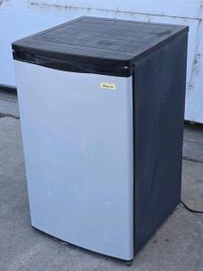 Magic Chef MCBR465S Mini Refrigerator - 33&frac12;"H x 20"W x 20⅝"D