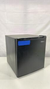 (1) Vissani 1.7 cu. ft. Mini Refrigerator