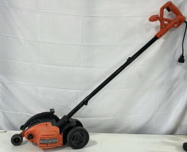(1) Black & Decker Corded Electric Lawn Edger