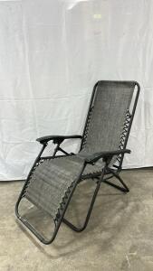 (1) Reclining Lawn Chair Fold-Away