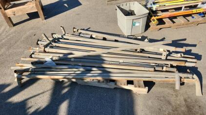 Metal Scaffolding Pipes and Accessories, Approx. 20 Pipes, Steel Material