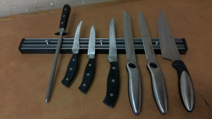 Oneida Knives w/Magnetic Holder