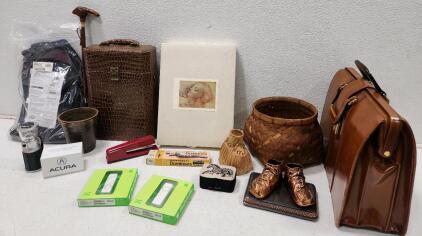(2) Apple iPod Shuffle 1st Generation (1) Vintage Bronzed Baby Shoes (1) Leonardo De Vinci Greeting Cards W/ Envelopes And More