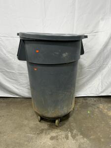 (1) 24&rdquo;x36&rdquo; Rubbermaid Brute Trash Can On Wheels W/ Lid