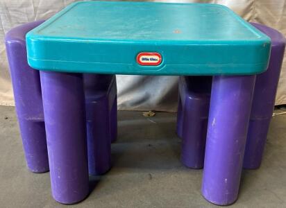 Kids Little Tikes Table H 1&rsquo; 8&rdquo; W 2&rsquo; 1&rdquo; L 2&rsquo; 1&rdquo; And (2) Chairs