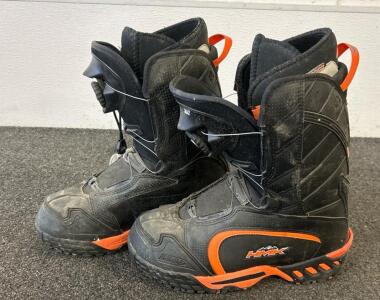 (1) Pair Of HMK Snowboarding Boots Size 9