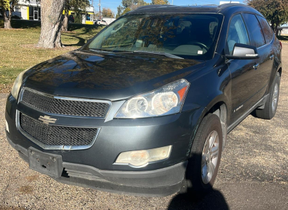 2009 CHEVROLET TRAVERSE - THIRD ROW SEATING!