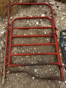 (1) 4&rsquo;x7&rsquo; Arch W/ 4&rsquo;x4.5&rsquo; 6-Rail Swinging Gate (Red)