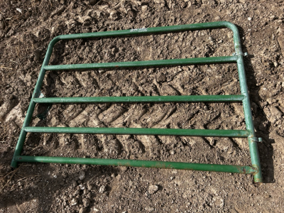 (1) 5.5&rsquo;x4&rsquo; HW Brand 5-Rail Gate Panel (Green) (1) 6&rsquo;x4&rsquo; 5-Rail Gte Panel (Green)
