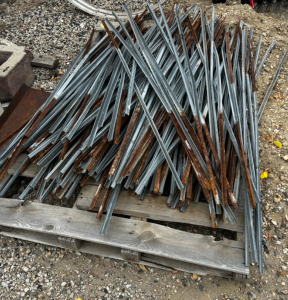 (50+) 5&rsquo; Metal Fence Stakes