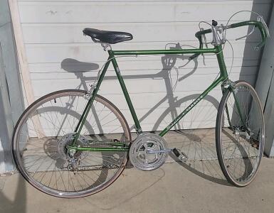 (1) 26" Schwinn Varsity Road Bike Green