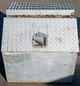 (1) Aluminum Side Step Tool Storage Box W/ Key -24"L x21"W x24"H