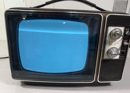 AC /DC Vintage Zenith Solid State 12" Black White TV - With Leather Case (Please read description)Located Freezer Door #1