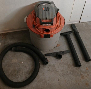 (1) Ridgid Wet/ Dry Shop Vacuum W/ Attachments