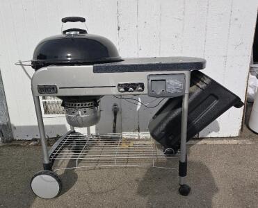 Performer Deluxe Charcoal Grill 22"