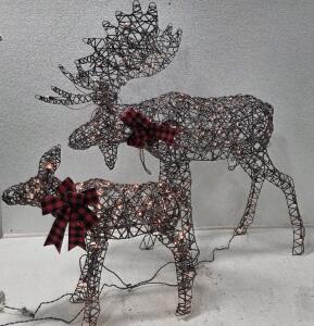 (1) 2-Piece Moose Family Lighted Outdoor Christmas Decoration Set w/ 170 Lights Small Moose 23" x 24" x 5", LG. Moose 46" x 40" x 8" *TESTED, WORKS