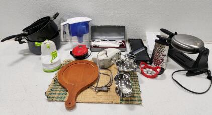 (1) Hamilton Beach Electric Carving Knife Set (1) Dash Mini Griddle and Heart Waffle Maker (1) Farberware Single-Flip Waffle Maker And More