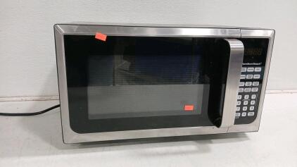 (1) Hamilton Beach 900 Watt Microwave -19"L x13"W x11"H