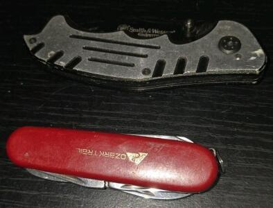 (1)SMITH & WESSON EXTREME OPS TACTICAL FOLDING KNIFE,(1)Ozark Trail pocket knife