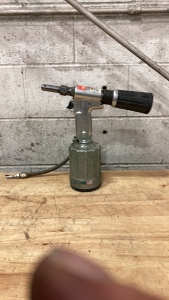 Rivet gun