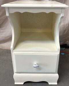 White Side Table H 2&rsquo; 1&rdquo; W 1&rsquo; 3&rdquo; L 1&rsquo; 4&rdquo;