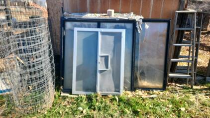 (10) Various Size Windows (2) Rolls Of Chicken Wire