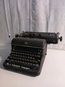 (1) Vintage Royal KMM Manual Typewriter