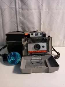 (1) Vintage 1960s Polaroid Land Camera Automatic 220