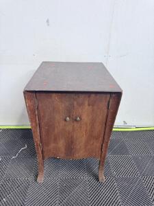 (1) Antique Victor Victrola VV-XI Mahogany Phonograph Cabinet- 18&rdquo;x21.5&rdquo;x28&rdquo;