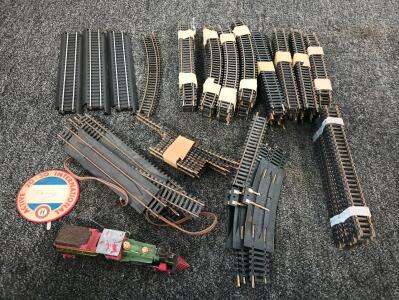 Atlas 18"R Snap Track Model Train Tracks, Over 500 Pieces, Includes One Model Train Engine and Coal Car