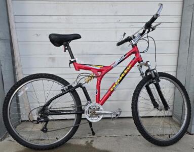 Motiv 25" Ground Pounder Bike, red