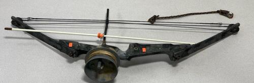 Hoyt USA archery bow. <br/>The available weight ranges are 15-25#, 25-35#, and 35#+.<br/>The available draw lengths are 20-22" and 23-25".<br/>The corresponding string lengths are 33" and 34".