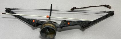 Hoyt USA archery bow. <br/>The available weight ranges are 15-25#, 25-35#, and 35#+.<br/>The available draw lengths are 20-22" and 23-25".<br/>The corresponding string lengths are 33" and 34".
