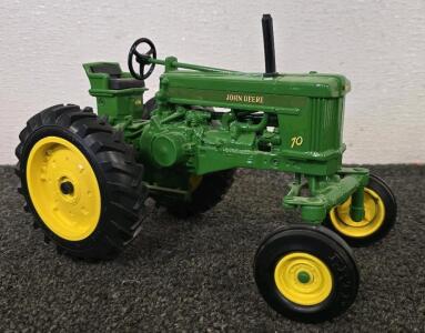 John Deere 70 Die-cast Model Tractor, Serial 5610-9017, 1:16 Scale