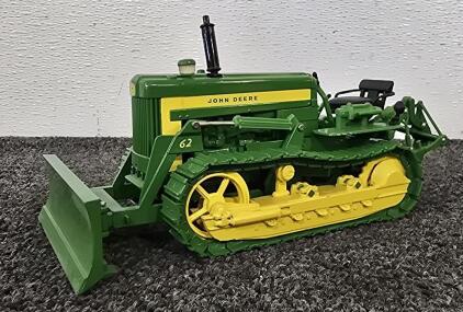 John Deere 62 Diecast Model Tractor by Ertl, Collector Edition, 1:16 Scale