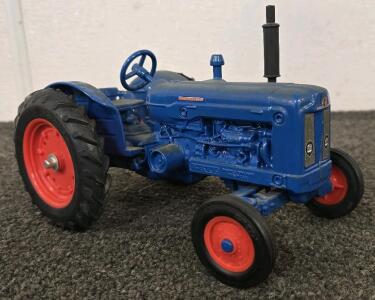 Fordson Super Major Model Tractor 1:16 Scale, Blue with Red Wheels