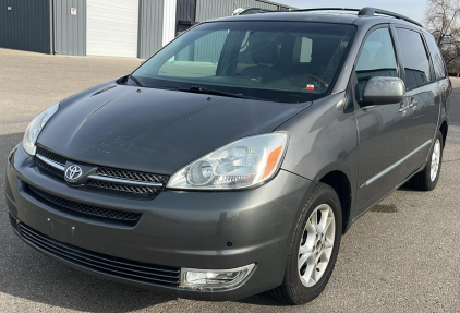 2005 TOYOTA SIENNA - AWD!