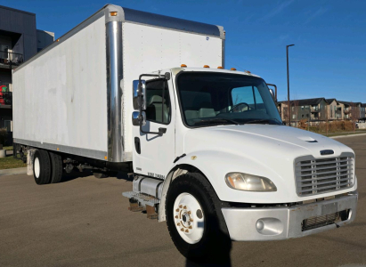 2007 FREIGHTLINER M106 - TURBO DIESEL - LIFT GATE!