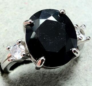 SILVER & SAPPHIRE RING, Size: 7.75