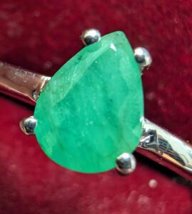 SILVER & EMERALD RING, Size: 8