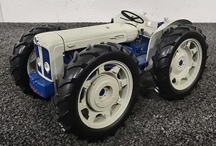 Fordson County Super 4 Scale Model Tractor 1/16 by Universal Hobbies