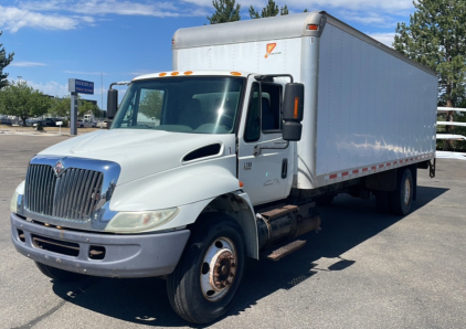 2003 International 4400 - Lift Gate!