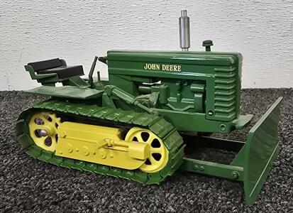 John Deere MC Crawler Model Tractor, Metal, 1:16 Scale