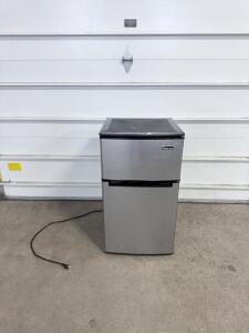 Magic Chef HMDR310SE Mini Fridge, Stainless Steel, 3.1 cu. ft., Freezer