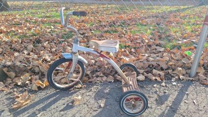 (1) Vintage Tricycle