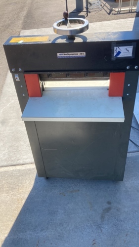 Manual hydraulic paper cutter