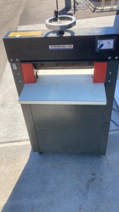 Manual hydraulic paper cutter