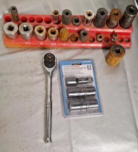 (1) 1/2" Ratchet, (1) Pittsburgh 3-Piece 1/2" Drive Lugnut Flip Socket Set & Assorted 1/2" Sockets