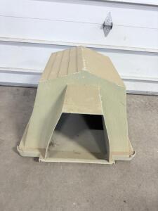 (1) Plastic Dog House - 27&rdquo;x27&rdquo;x21&rdquo;